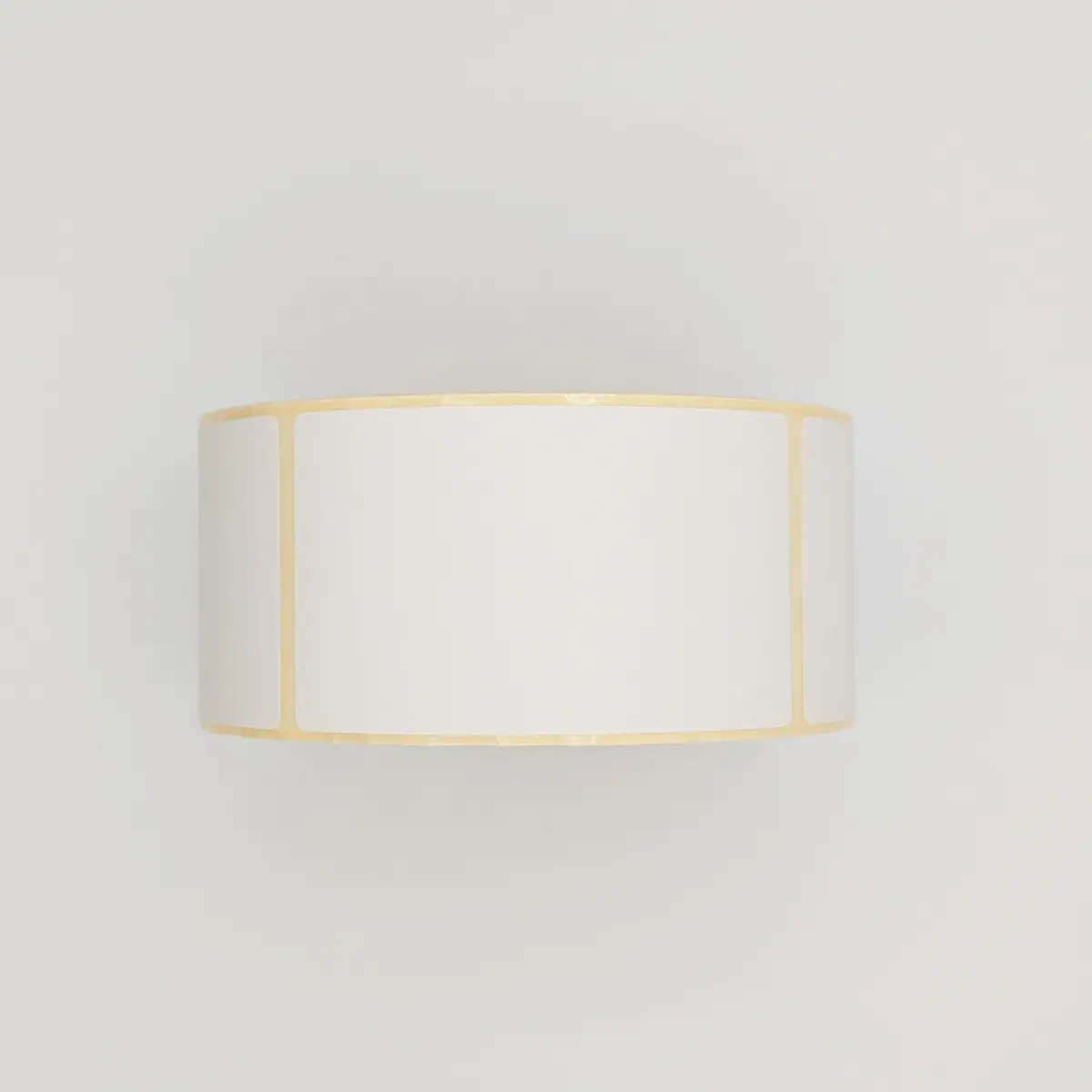 Etikettenrolle mit 46,8 x 80 mm Etiketten auf gelbem Trägerpapier Draufsicht