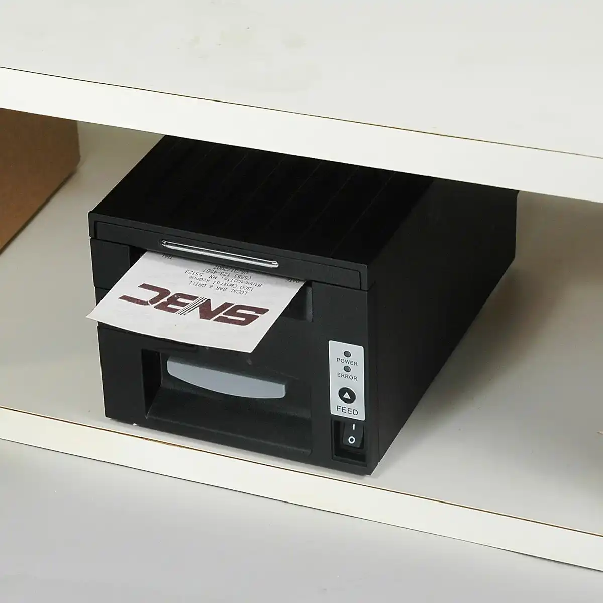 SNBC Bondrucker BTP-R681 mit seriellem, USB & Ethernet Anschlüssen in schwarz von vorne rechts eingebaut