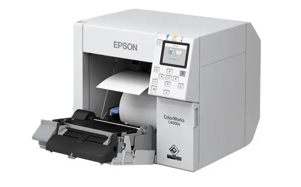 Etikettendrucker ColorWorks C4000e BK von Epson mit Ethernet & USB Anschluss von vorne-rechts mit geöffnetem Rollenfach